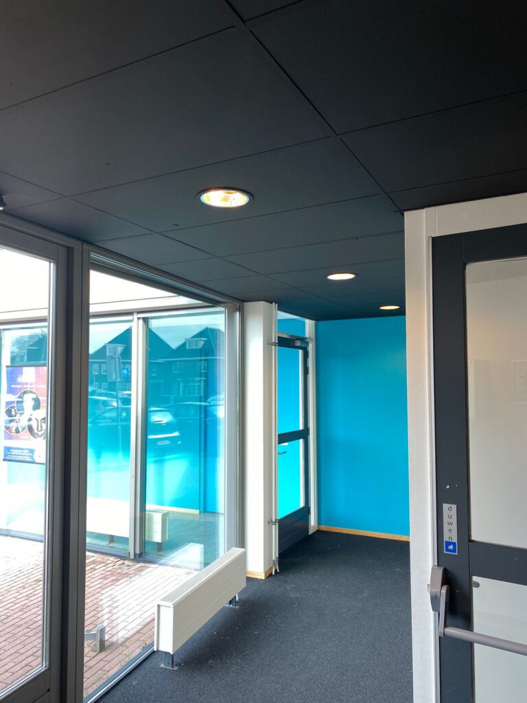 Systeemplafond zwart gespoten in Neck / Purmerend