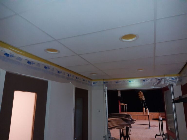 Systeemplafond zwart gespoten in Neck / Purmerend
