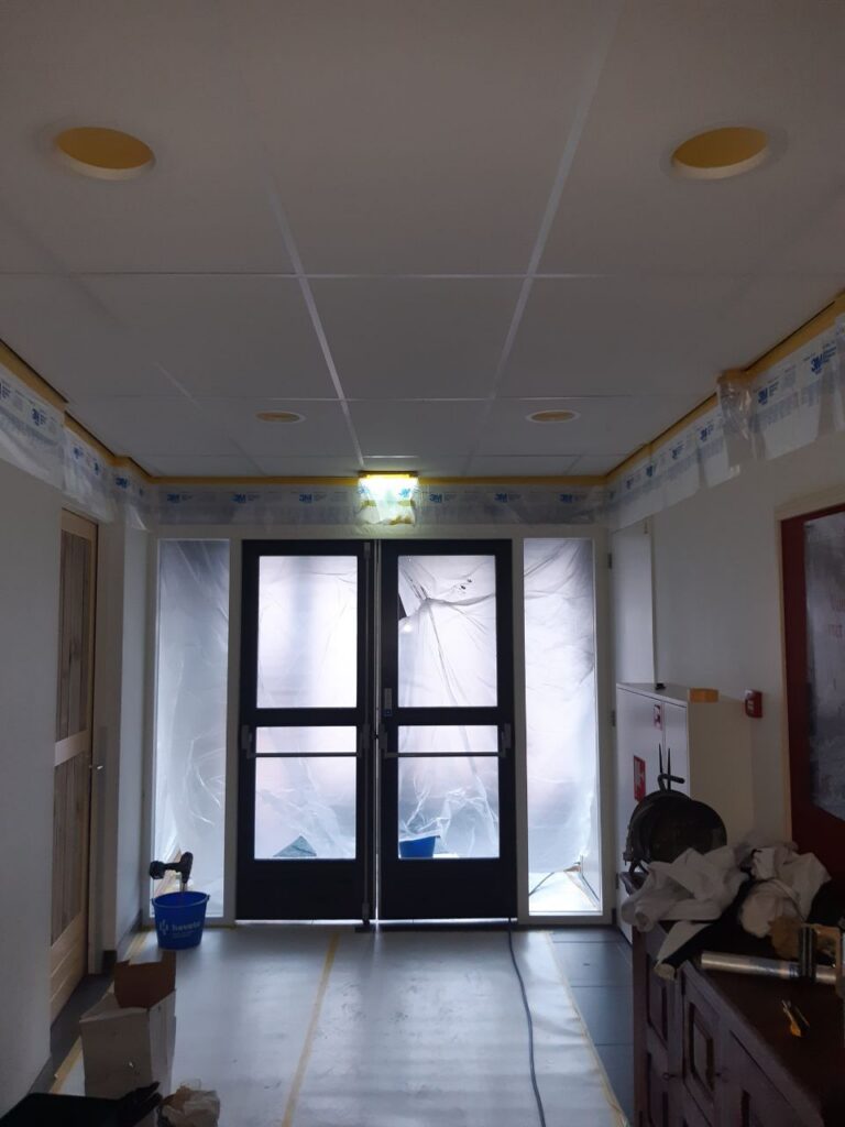 Systeemplafond zwart gespoten in Neck / Purmerend