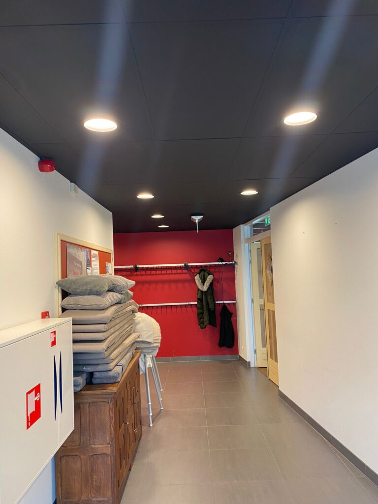 Systeemplafond zwart gespoten in Neck / Purmerend