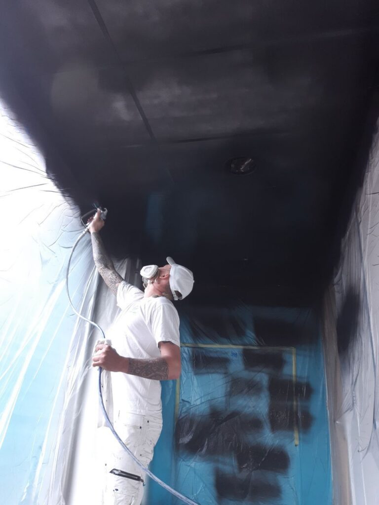 Systeemplafond zwart gespoten in Neck / Purmerend