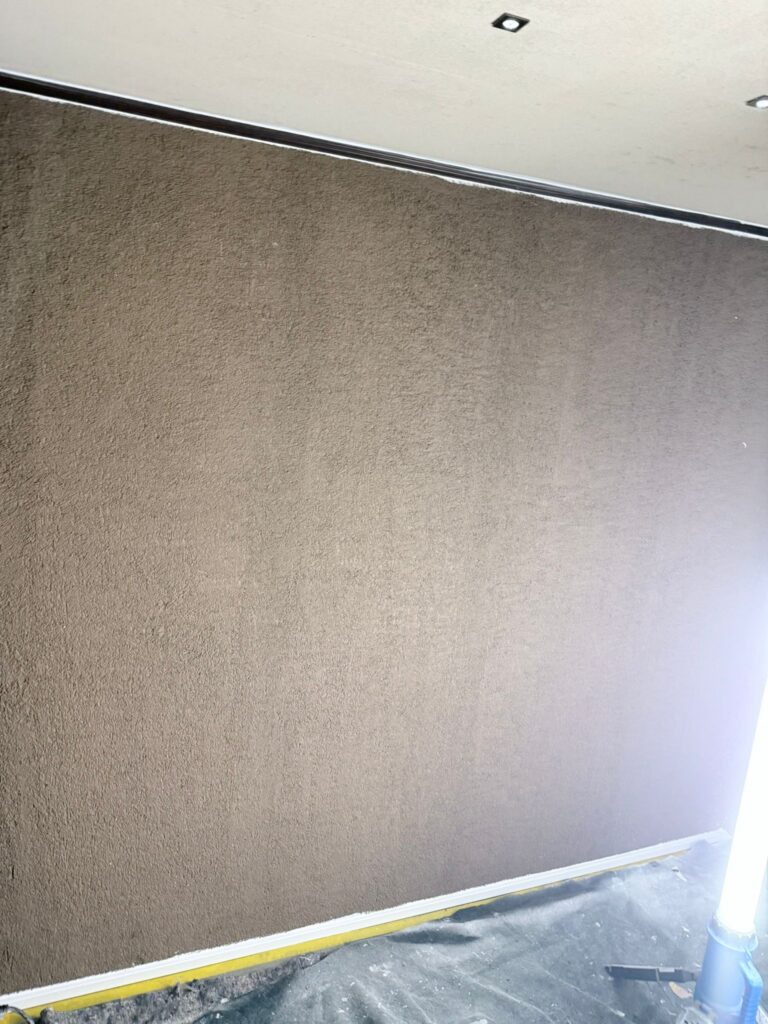 Bruine muur met lichteffect op de vloer