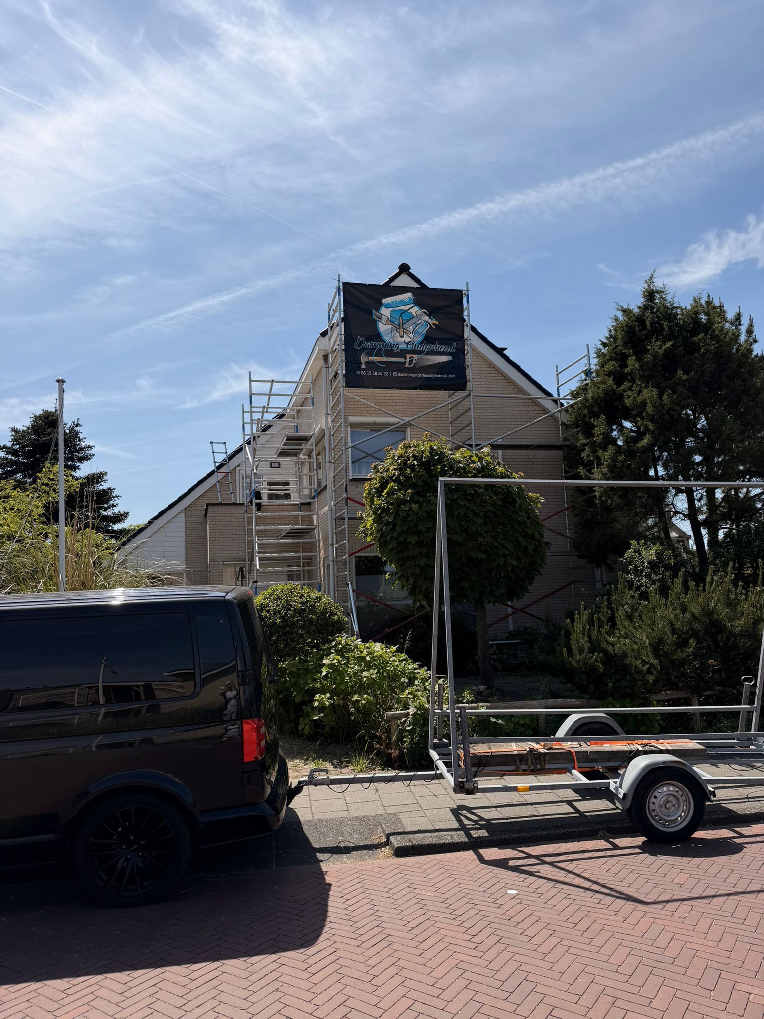 Wit geschilderde kozijnen en voordeur na buitenschilderwerk en houtrotreparatie aan een woning in Egmond-Binnen