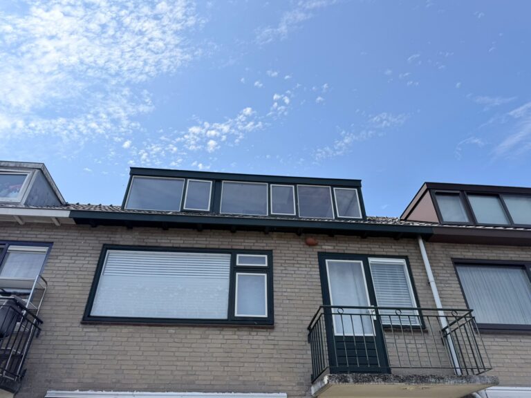 Dakkapel en gevelkozijnen met nieuw HR++ glas en witte glaslatten in Castricum