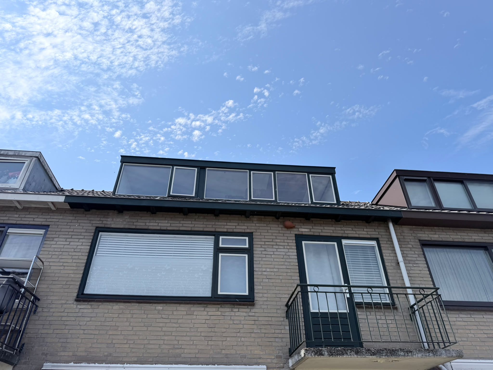 Dakkapel en gevelkozijnen met nieuw HR++ glas en witte glaslatten in Castricum
