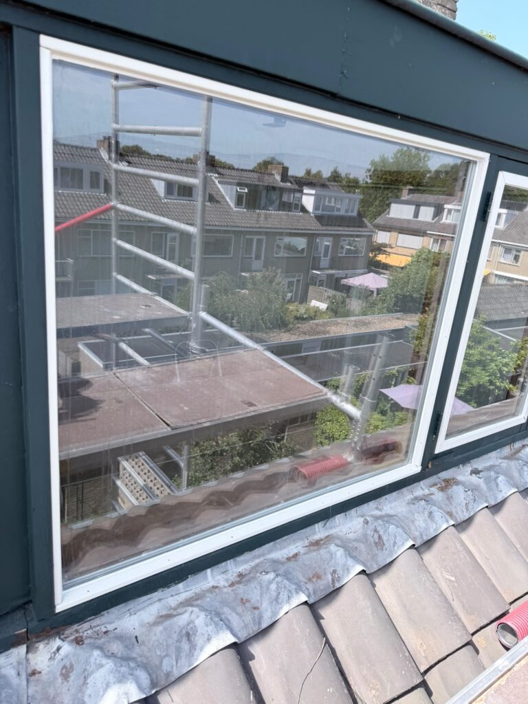 Dakkapel en gevelkozijnen met nieuw HR++ glas en witte glaslatten in Castricum