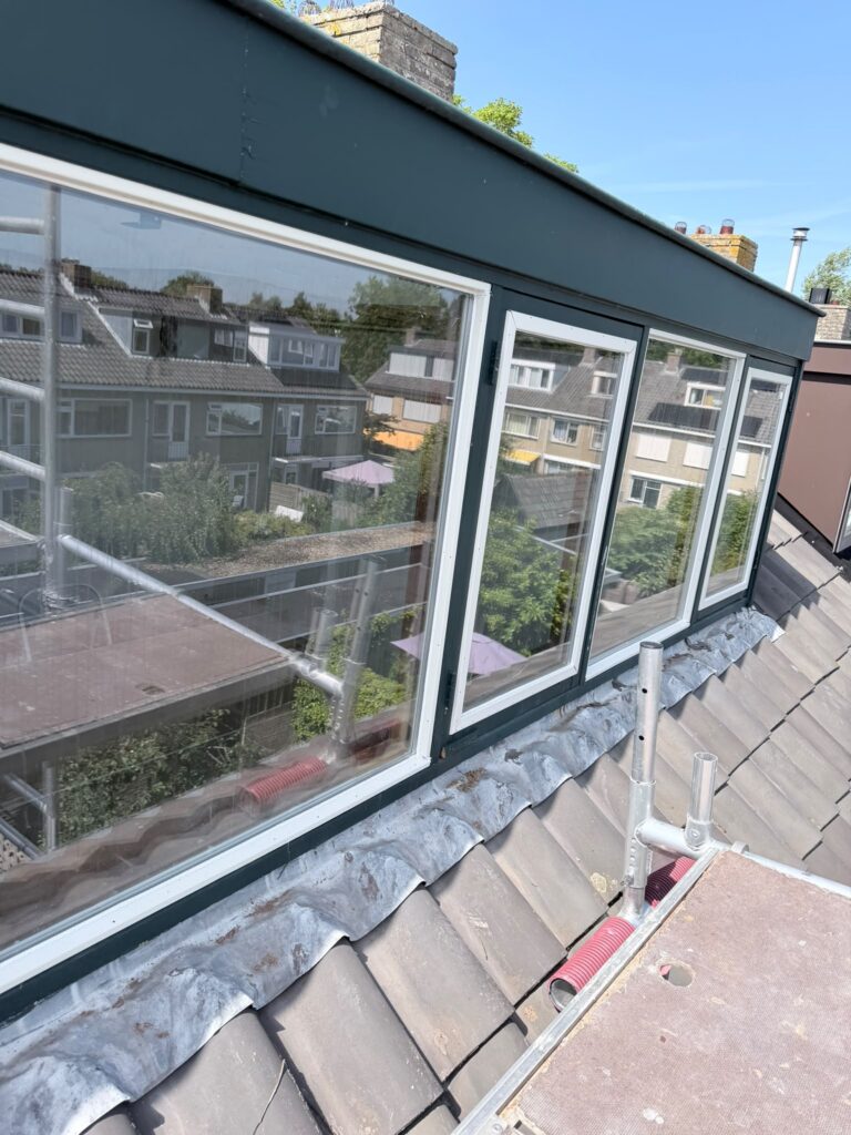 Dakkapel en gevelkozijnen met nieuw HR++ glas en witte glaslatten in Castricum