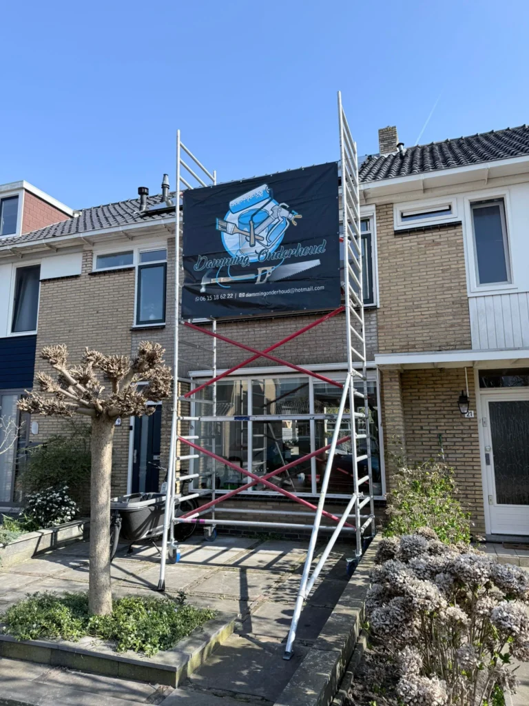 Rolsteiger met bedrijfsspandoek voor de gevel van een rijtjeshuis in Castricum