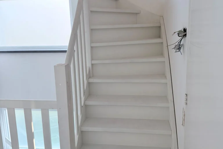 Trap naar de overloop tijdens het stucwerk en schilderwerk in een trappenhuis in Castricum door Damming Onderhoud